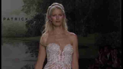 Karolina Kurkova y el venezolano Ángel Sánchez, en la pasarela nupcial de Barcelona