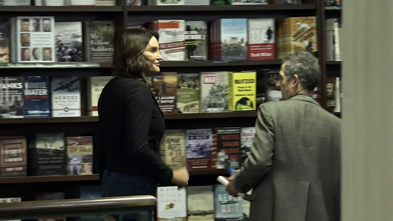 Caitlyn Jenner parle d'identité lors du lancement de son livre