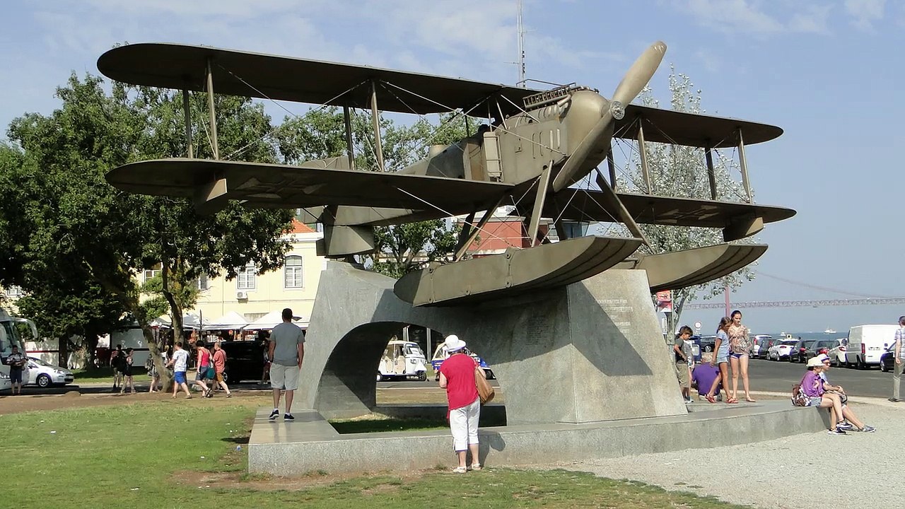 Torre de Belém i Pomnik Odkrywców w dzielnicy Belem, Lizbona, Portugalia 5-07-2016 r