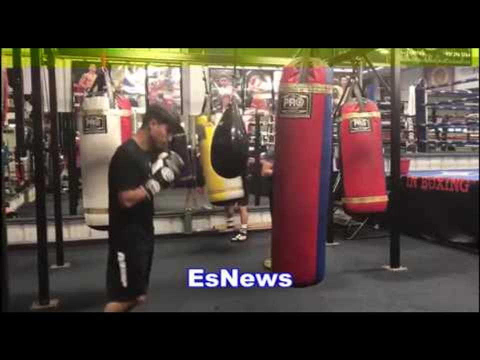 Boxing Superstar Mikey Garcia Killing The Heavy Bag ! EsNews Boxing