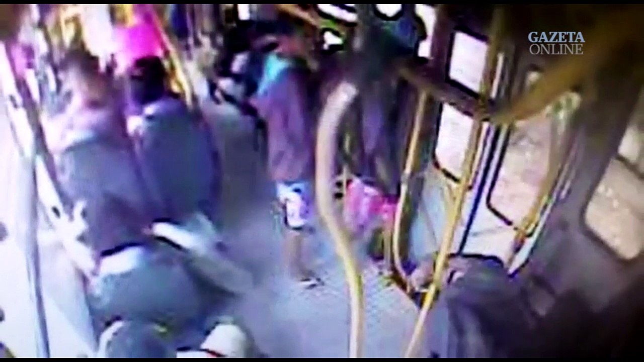 Grupo assalta ônibus transcol e leva celulares e dinheiro