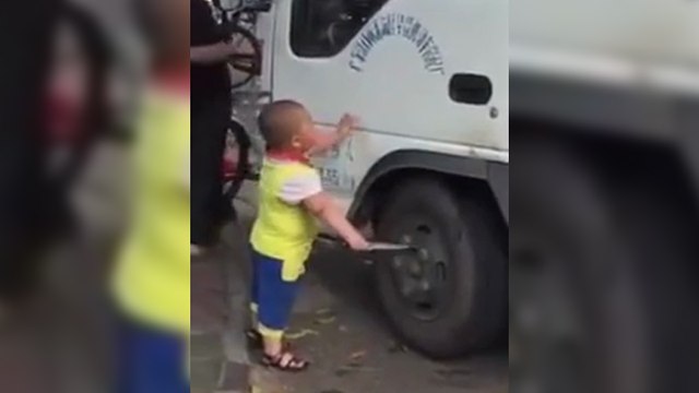 Un enfant menace avec un couteau un conducteur de camion
