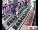 Tuyul ini berani beraninya ambil tas orang saat sholat