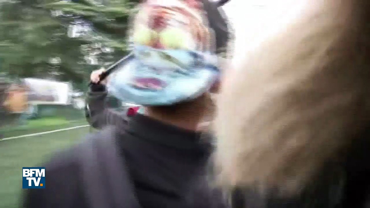 A Sarcelles, Emmanuel Macron s'offre une session foot