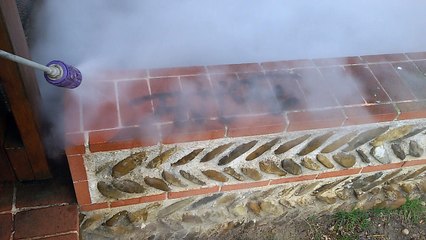 hydrogommage : nettoyage haute pression graffitis sur brique rouge poreuse