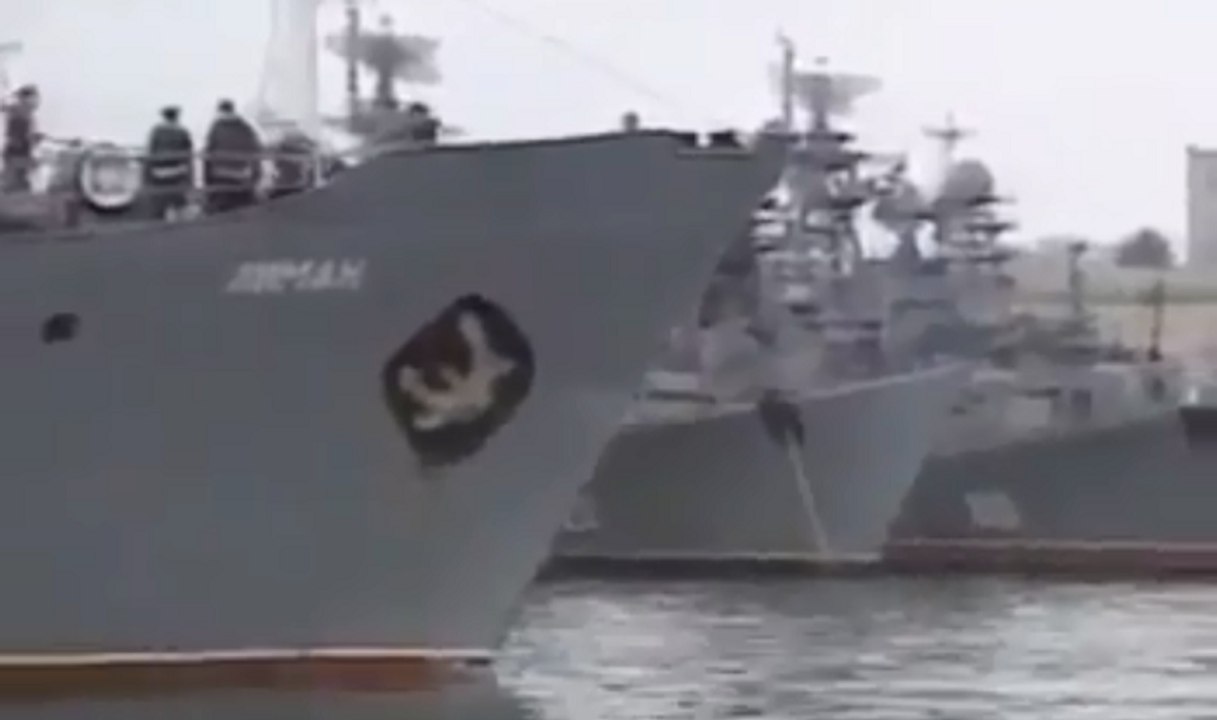 Военный корабль ЧФ РФ 'Лиман' выходит в море