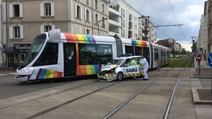 Collision entre un tramway et une voiture du Samu