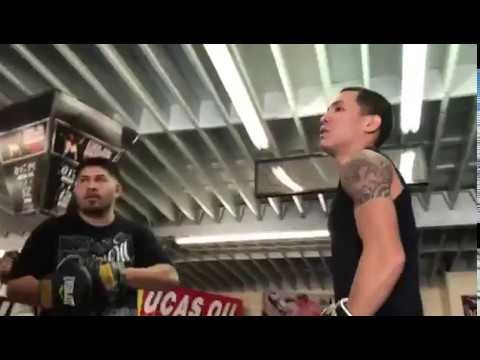 Boxing champ oscar valdez killing the mitts - esnews boxing