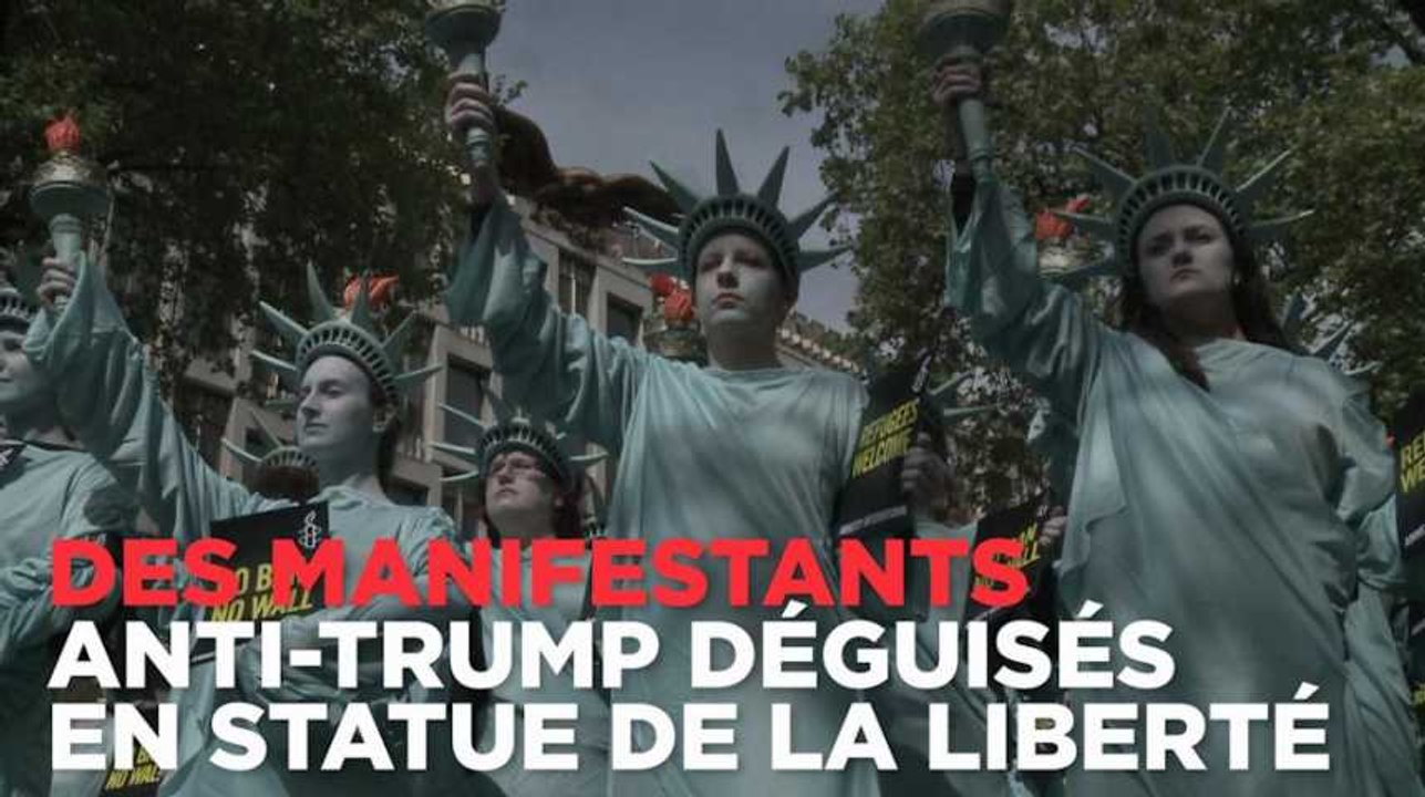 Des manifestants anti-trump déguisés en statue de la liberté