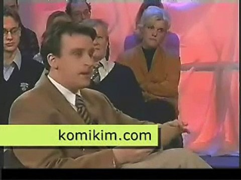 Konuğun sesine gülen spiker ve şaşkın seyirciler