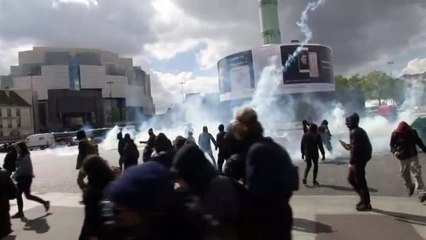 Students in Paris throw smoke bombs and glass in protest