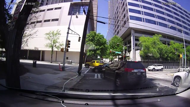 Accident stupide... REGARDE LA ROUTE !!