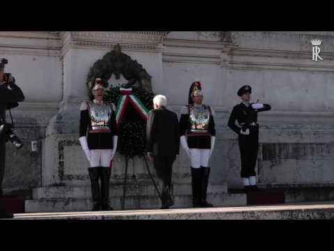 Roma - Mattarella depone una corona di alloro all'Altare della Patria (25.04.17)