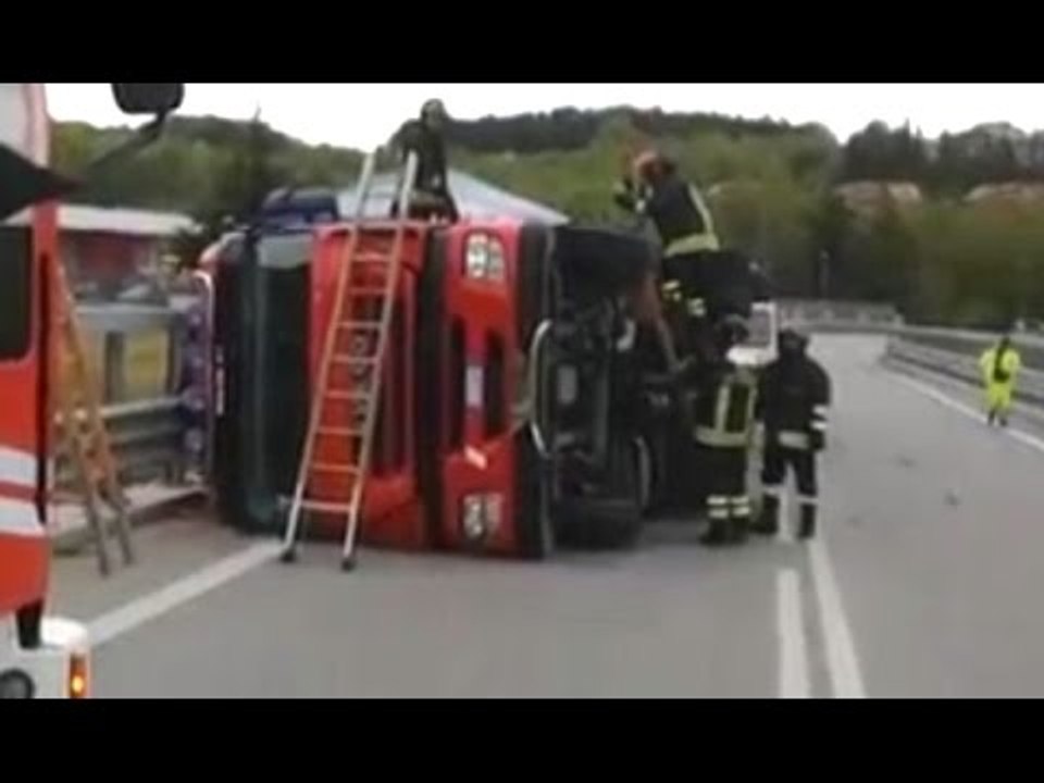 Vinchiaturo (CB) - Tir si ribalta sulla statale 87, ferito il conducente (27.04.17)