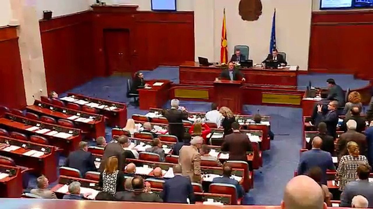 Kuvend, deputet këndojnë himnet