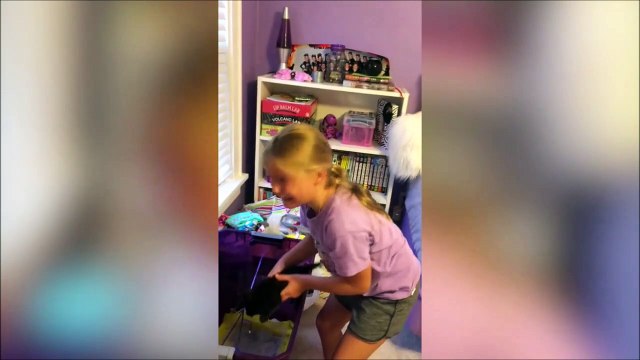 Cette fille est tellement émue d'avoir reçu un chaton en cadeau !