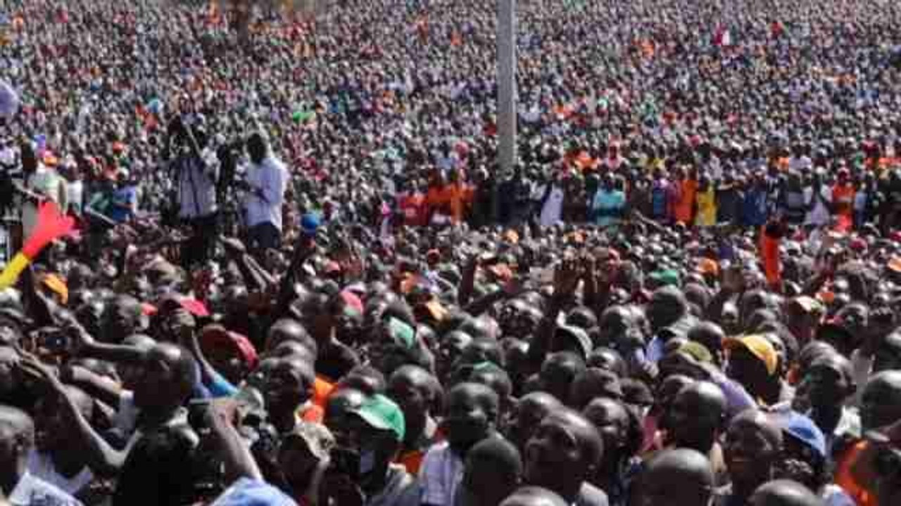 Cientos de miles de personas apoyan al nuevo líder de la oposición keniana, Raila Odinga