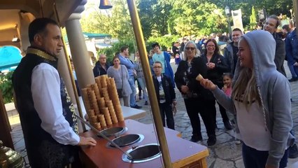 بائع بوظة يمازح فتاة هولندية .... شاهد كيف كانت...‬