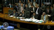 Em sessão tumultuada, deputados aprovam reforma trabalhista