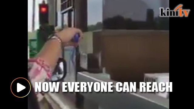 Woman uses fly swatter to reach Touch 'n Go reader at toll