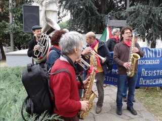 BREAD & ROSES (BANDA DEGLI OTTONI A SCOPPIO)