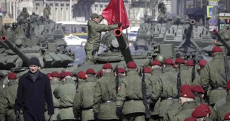 Rusya'dan Gövde Gösterisi! Tanklar Kızıl Meydan'a İndi