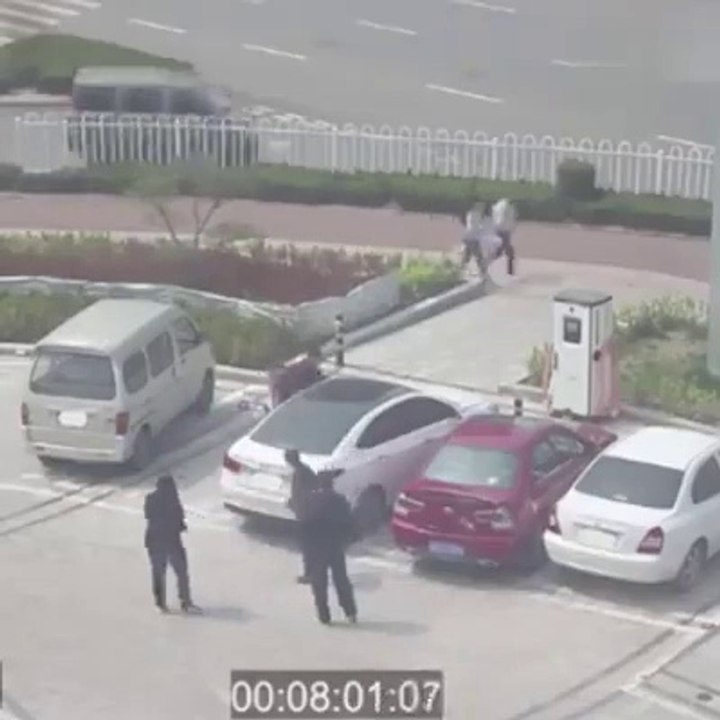 Il vient les aider à garer leur voiture mais attendez la fin... Ahaha