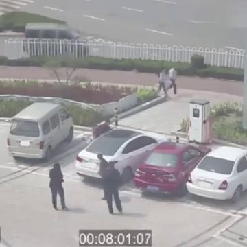 Il vient les aider à garer leur voiture mais attendez la fin... Ahaha