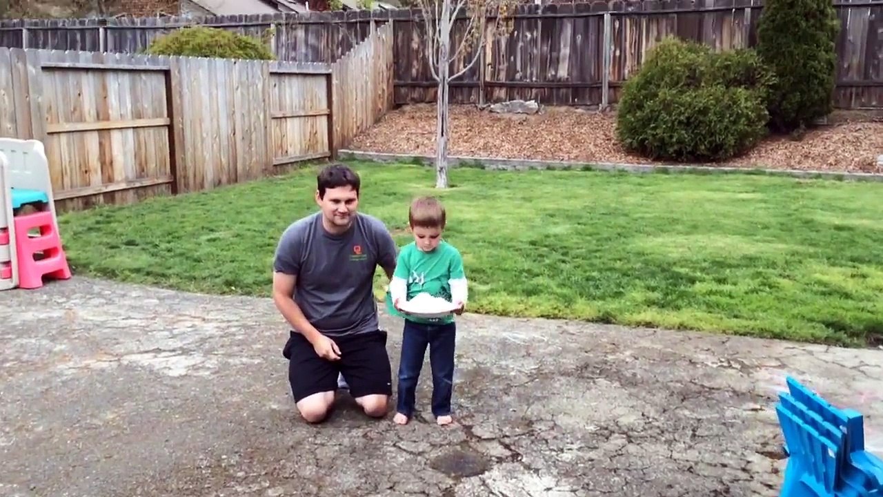 Bébé traumatisé à vie par les tartes à la crème!