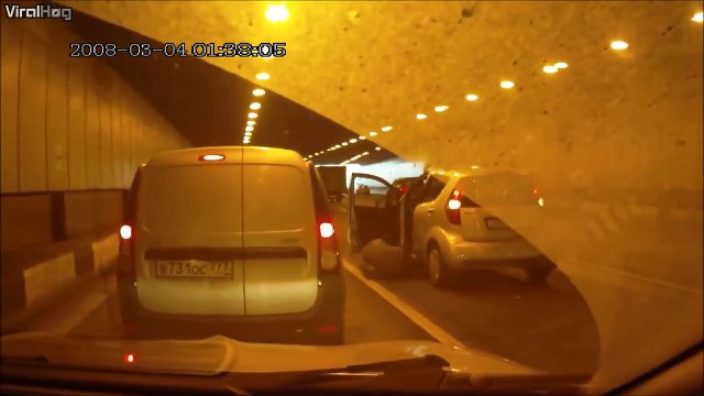 Elle se fait rouler dessus par sa propre voiture et un homme lui vient en aide