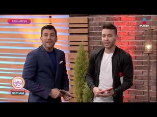 Prince Royce juega Ping Pong con Carlos Arenas
