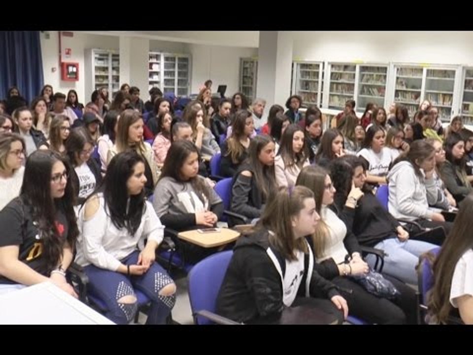Napoli - Violenza sulle donne, gli studenti del Liceo Comenio "spezzano il silenzio" (27.04.17)