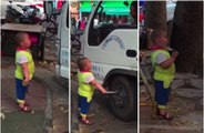 Un enfant Chinois mécontent menace un conducteur avec un couteau