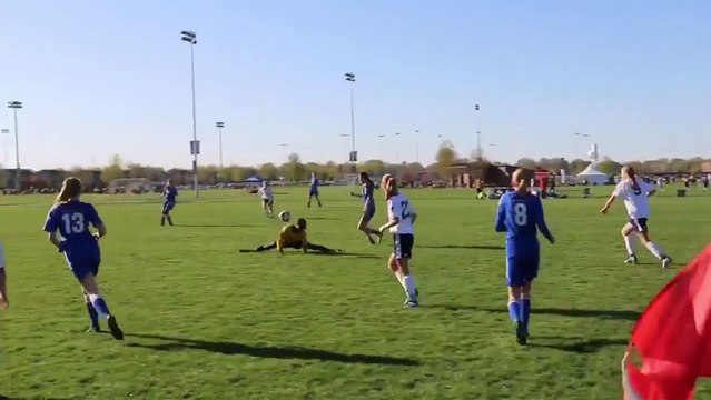 Un arbitre de foot fait le grand écart pour éviter un ballon