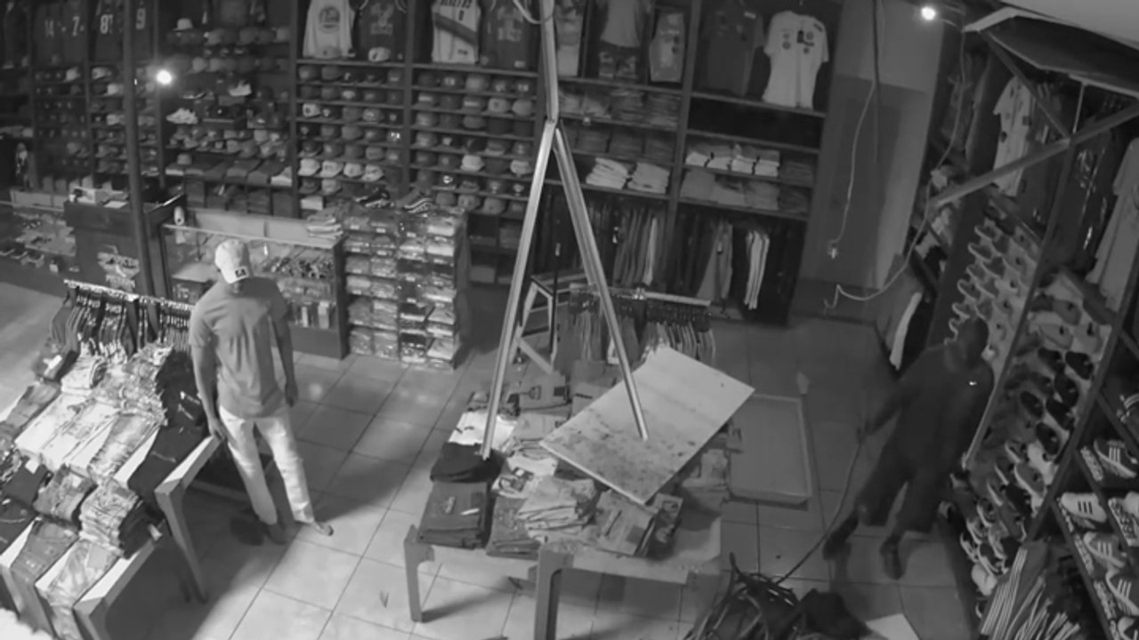 Un voleur passe par le toit et reste coincé