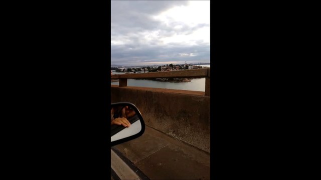 Populares deixam ônibus e seguem a pé pela Terceira Ponte