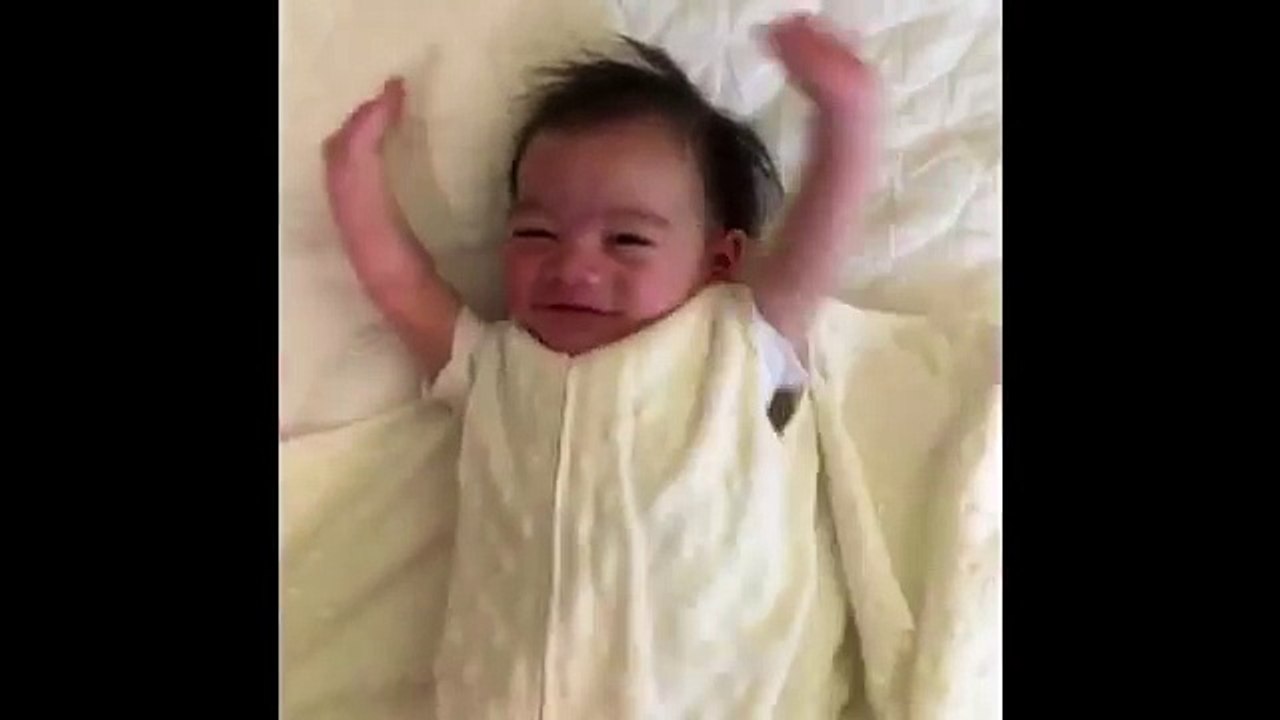 Ce bébé lève les bras en l'air à chaque réveil !