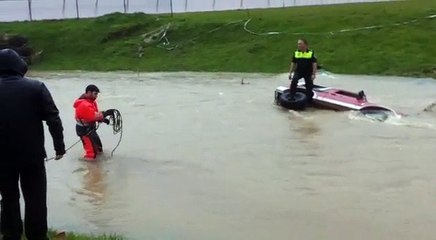 Resgate de um polícia preso entre as águas fortes de uma enxurrada... TENSO!