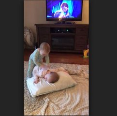 İzledikleri Çizgi Filmi Evlerinde Canlandıran Sevimli İkizler