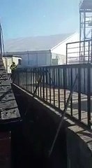 Une belle chute à vélo pour ce policier !