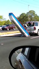 Cet automobiliste a une drôle de technique pour transporter son bateau