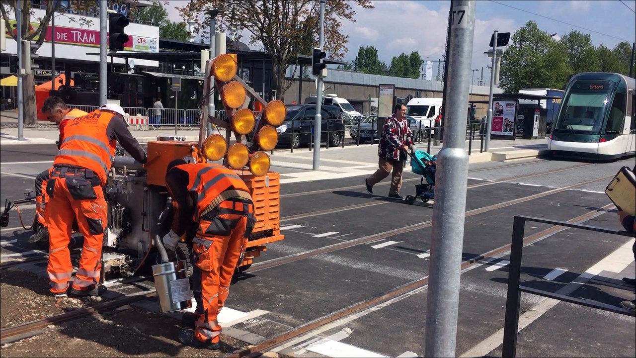 Dernier coup de peinture avant la mise en service de l'extension du tram D