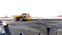 Un camion minier roule sur une voiture !