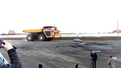 Скачать видео: Un camion minier roule sur une voiture !