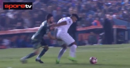 Rakibin Kalçasına Dokunan Oyuncu Kırmızı Kart Gördü