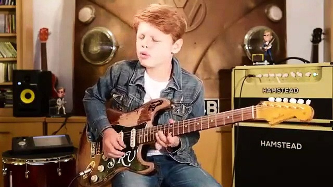 Ce gamin est un génie de la guitare