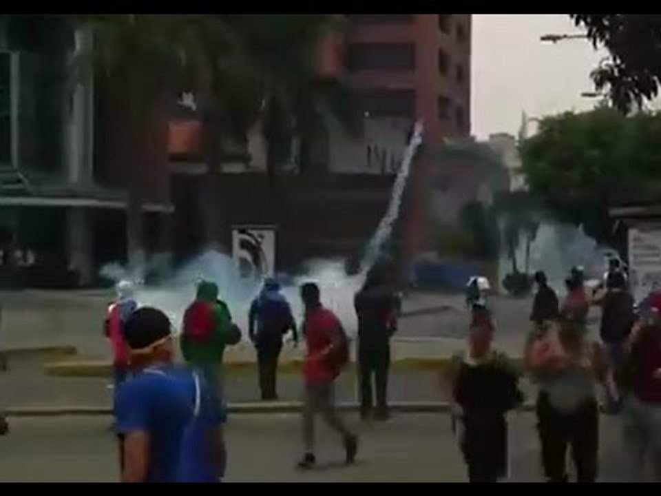 Usan gases para detener protestas contra Nicolás Maduro