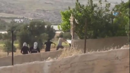 Filistinli Gençlerden İsrail Askerine Taşlı Saldırı