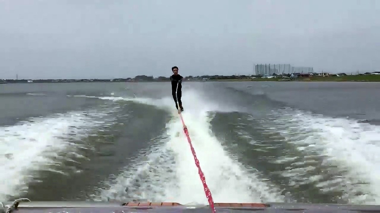 Un homme qui fait du ski nautique se fait surprendre par un invité surprise