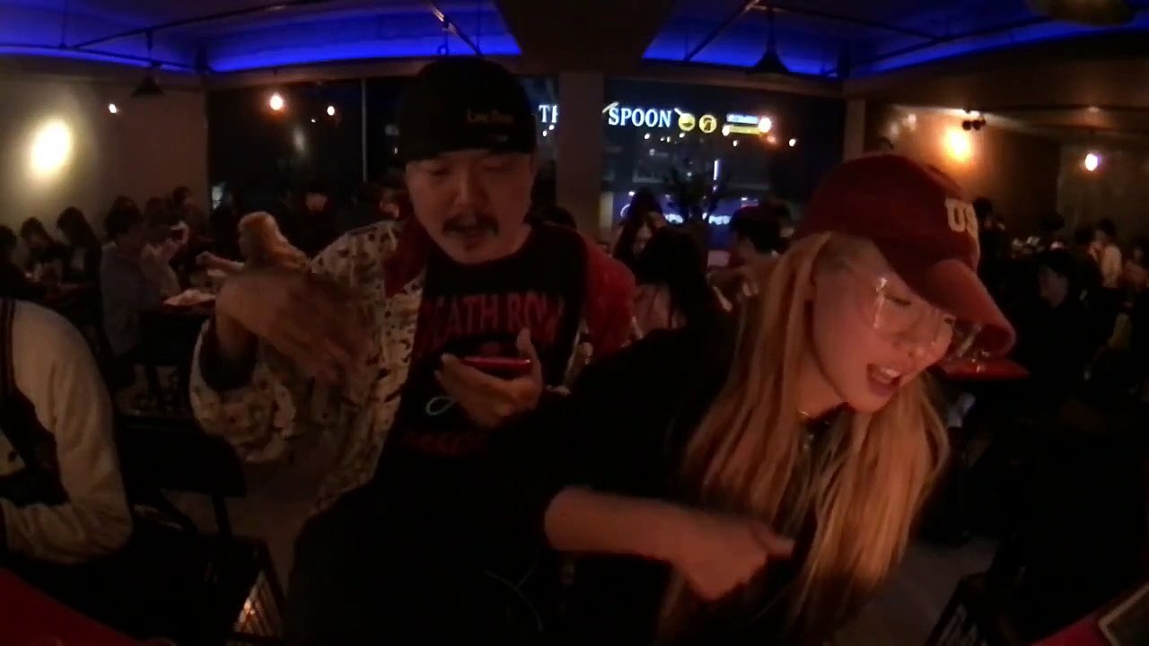 Cette fille bourré a trouvé comment faire taire tout le monde dans la bar... ahaha